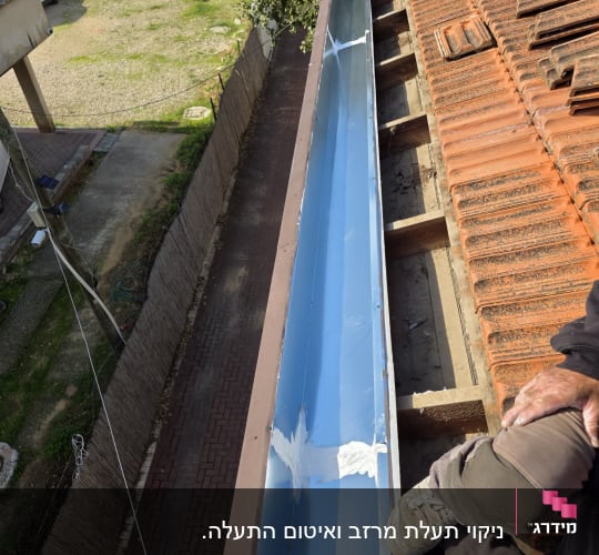 תיקון גג עם תעלת ניקוז חדשה